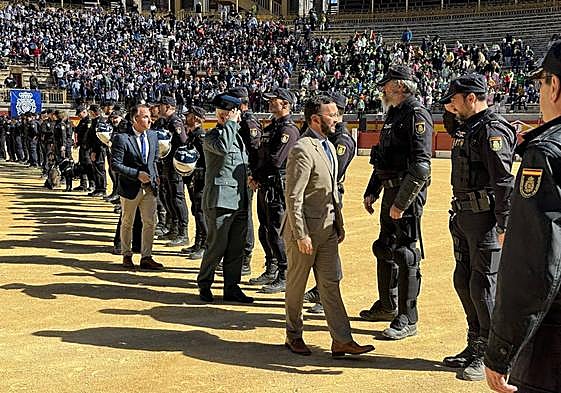 Autoridades saludan a los policías que han participado en la exhibición de medios en la plaza de Toros de Alicante.