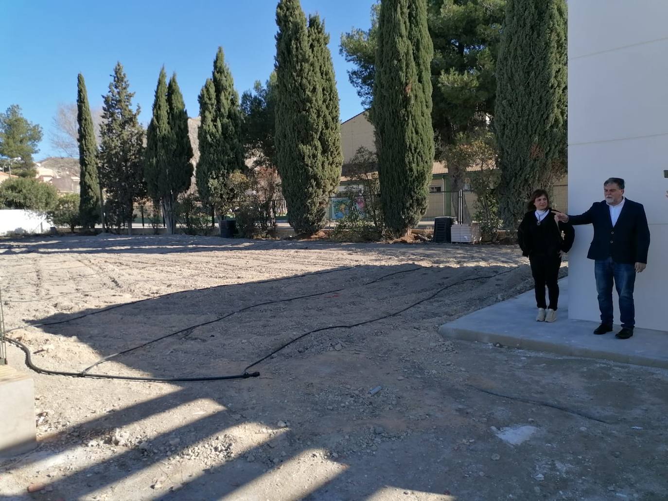El alcalde señala una de las mejoras realizadas en el CEIP de Villena.