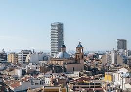 Vistas del casco antiguo de Alicante y la cúpula de San Nicolás.
