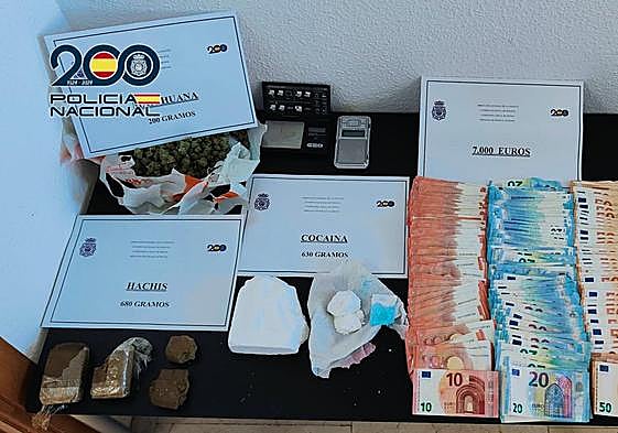 Drogas y dinero hallados en la vivienda de Dénia.
