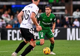 José Salinas conduce la pelota ante la oposición del jugador del Cartagena Iván Calero.