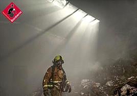 Un bombero inspeccionando la nave.