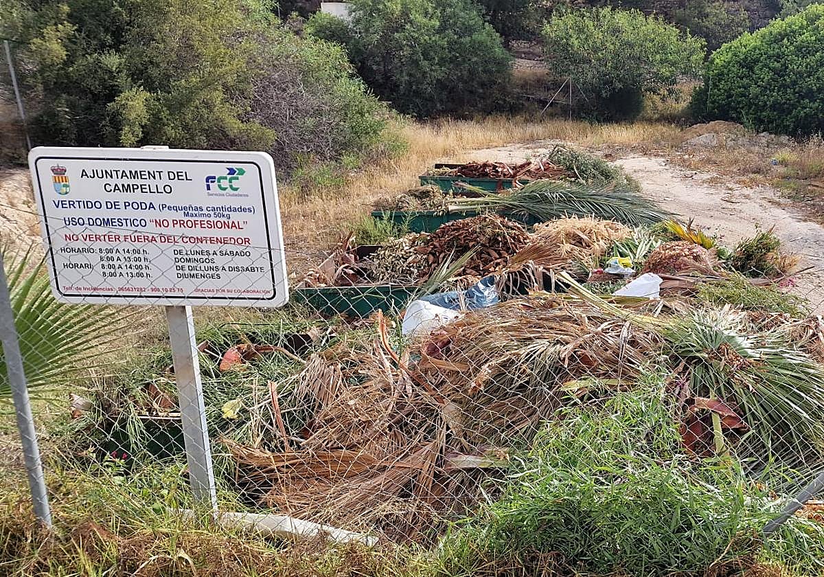 Restos de poda vertidos en un punto de recogida municipal en El Camperllo.