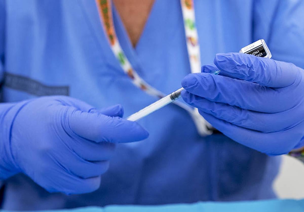 Sanitaria prepara una dosis de vacunación en el Hospital General de Alicante.