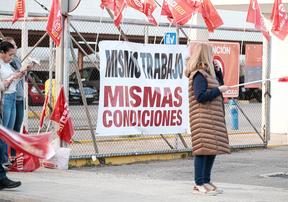 Trabajadores en huelga en la ITV de Alicante.