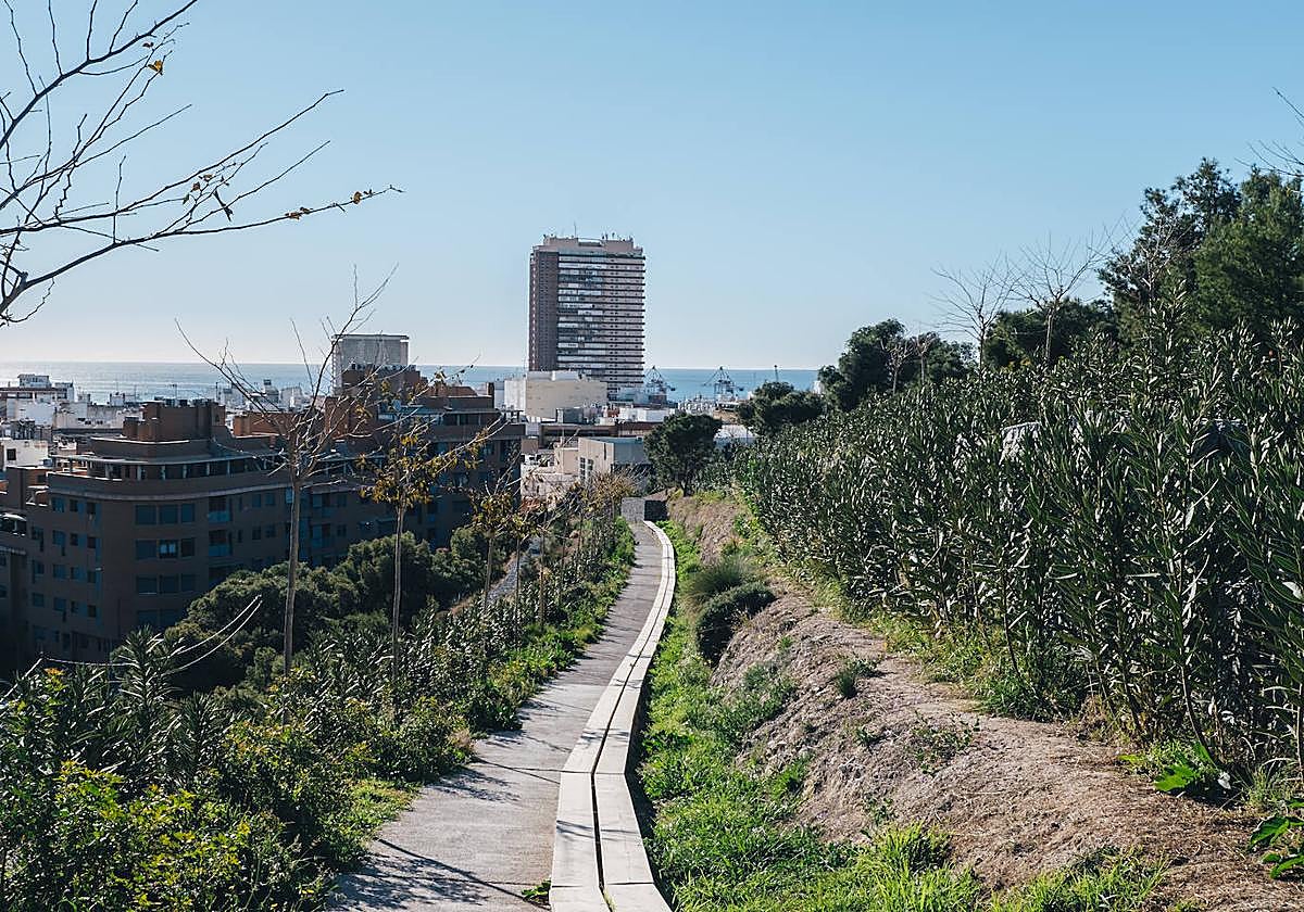 Vista de Alicante desde el monte Tossal.