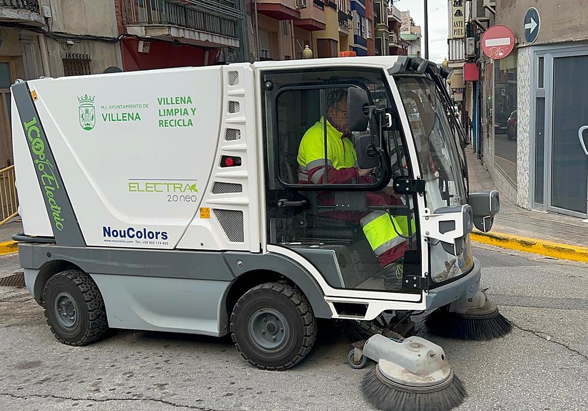 Nueva barredora mecánica para limpiar las calles de Villena.