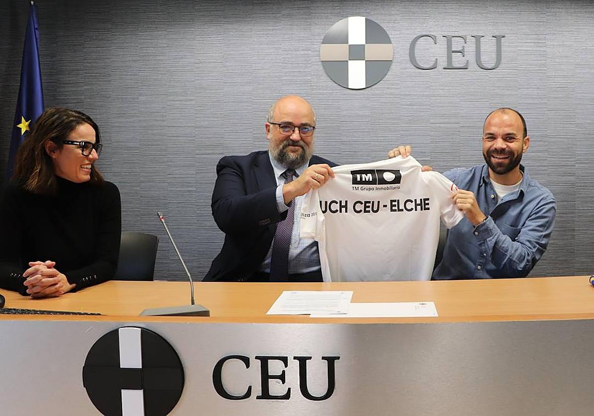 Un instante de la firma del acuerdo entre ambas entidades.