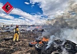 Imagen del incendio en la empresa Desguaces Mora.