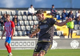 Eneko Undabarrena se dispone a golpea el balón en el Antonio Solana.