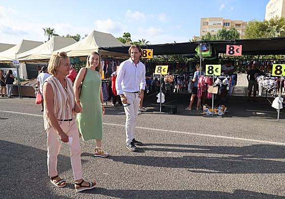 La concejala de Comercio, Lidia López, en un mercadillo.