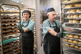 Dos trabajadores de Mercadona en la sección de panadería.