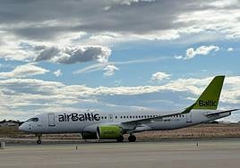 Avión de la aerolínea AirBaltic en el aeropuerto de Alicante-Elche.