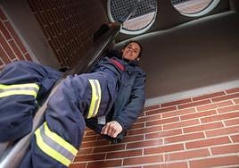 María Victoria bajando por la barra del parque de bomberos.