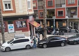 Los agentes de la Guardia Civil en la entrada de la copistería.