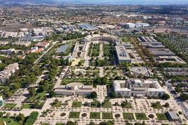 Imagen aérea del campus de la UA en San Vicente del Raspeig y, al fondo a la izquierda, la zona de Torregroses.