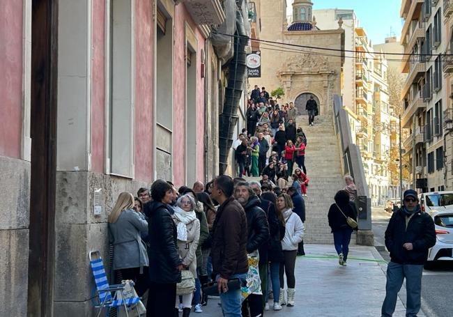 Cola de aspirantes al casting de 'El cautivo', la nueva película de Amenábar.