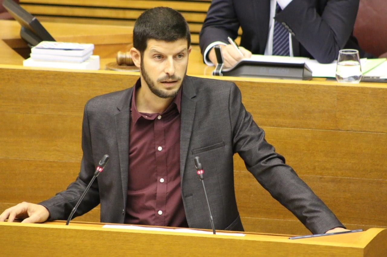Carles Esteve en una intervención en Les Corts Valencianes.