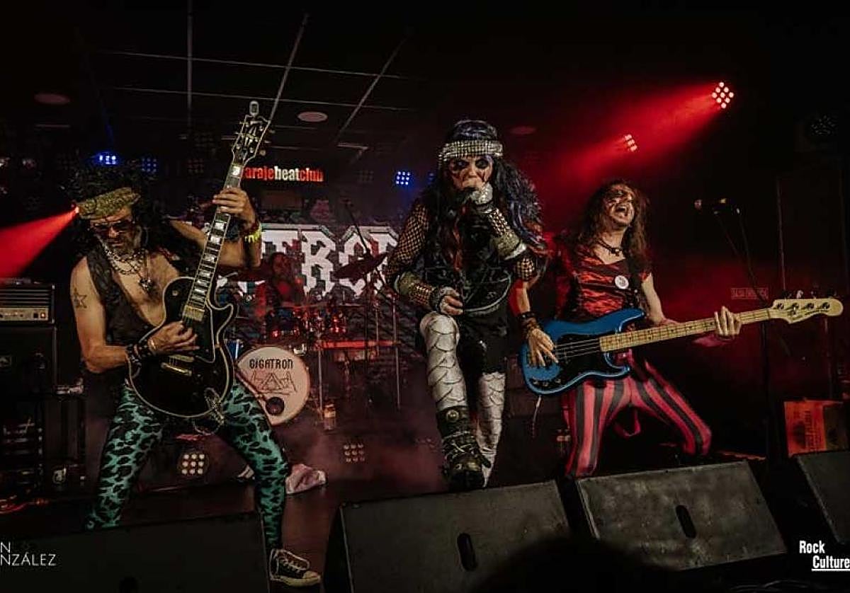 Gigatron en mitad de una actuación.