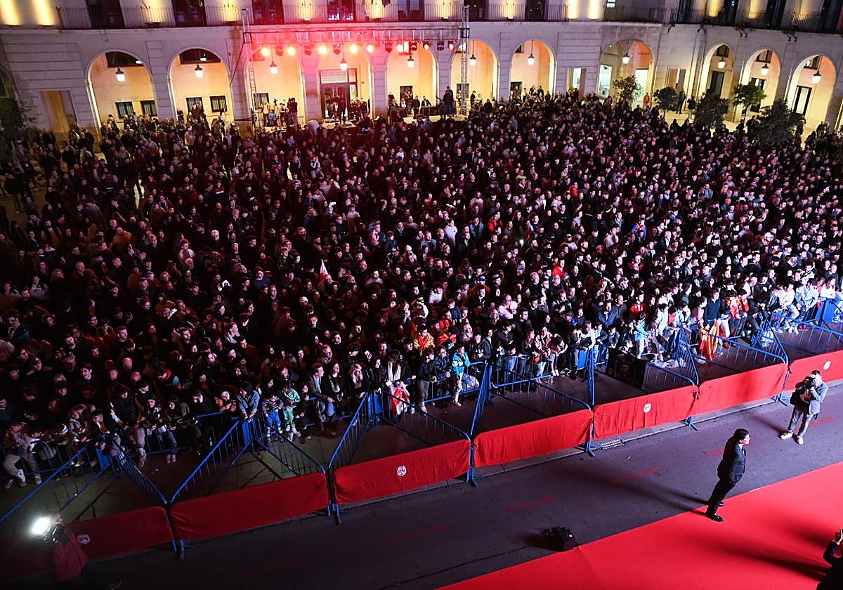 Alicantinos asistenten a la recepción de Topuria en el Ayuntamiento.