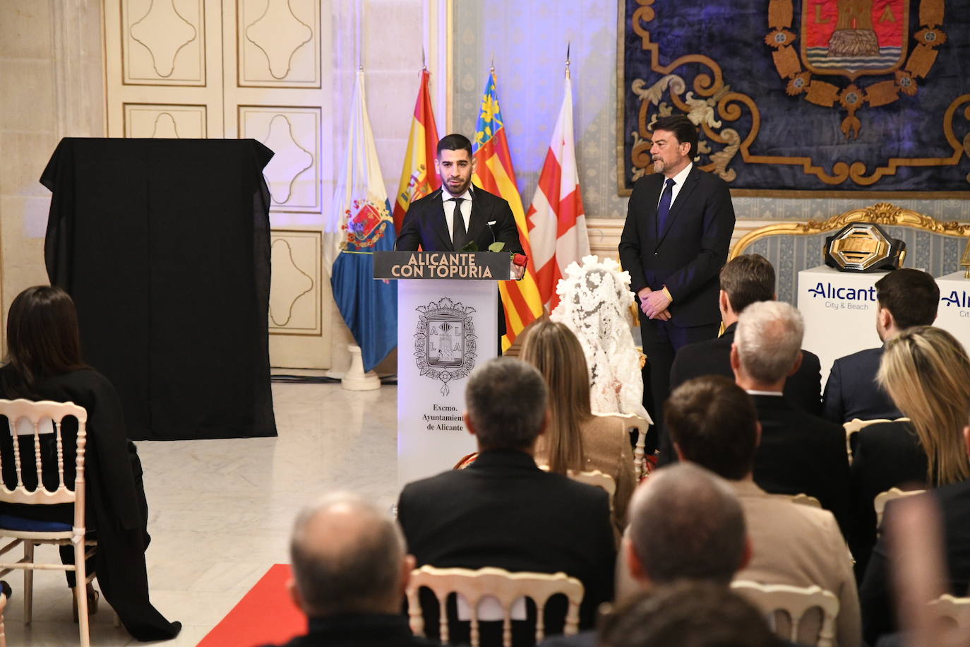 Topuria se da un baño de masas en Alicante