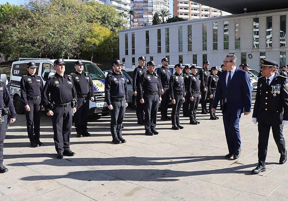 Toni Pérez, ante un grupo de agentes de la Poñicía Local formados en Benidorm.