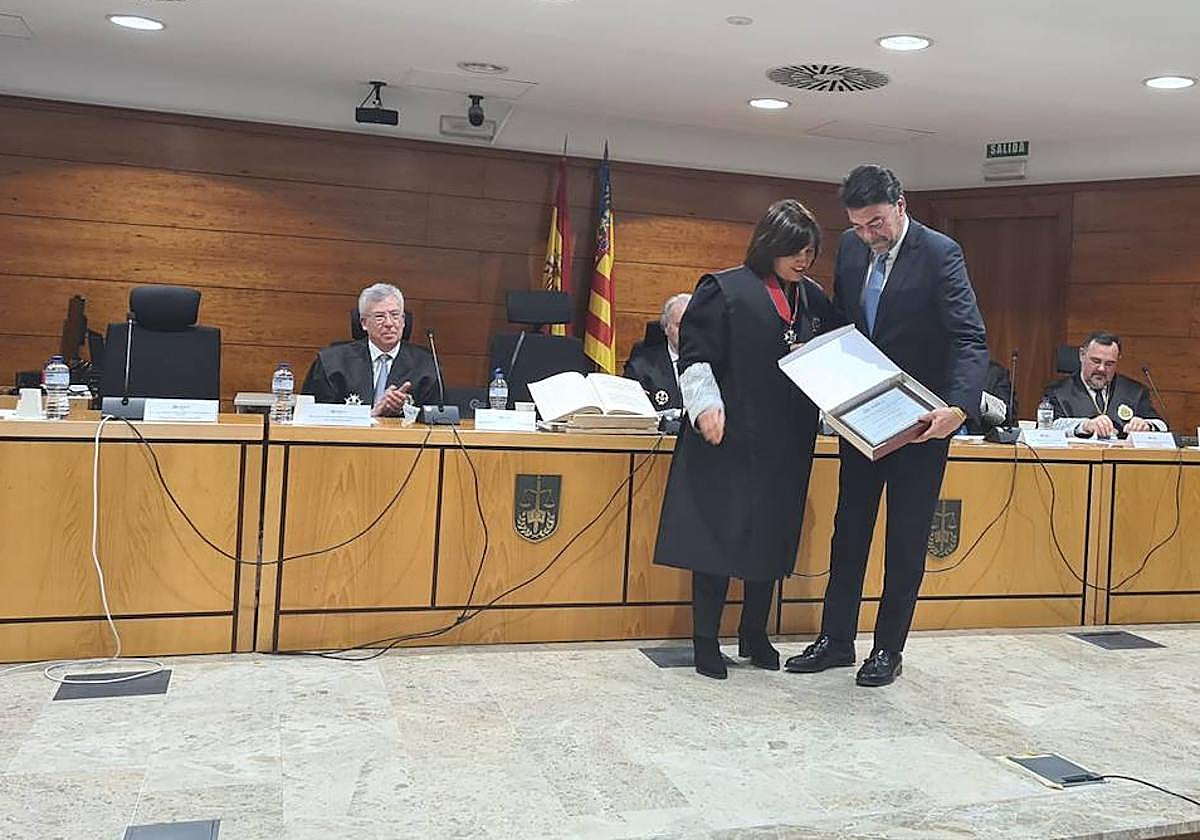 Barcala ha recibido un diploma que le reconoce como colegiado de honor.