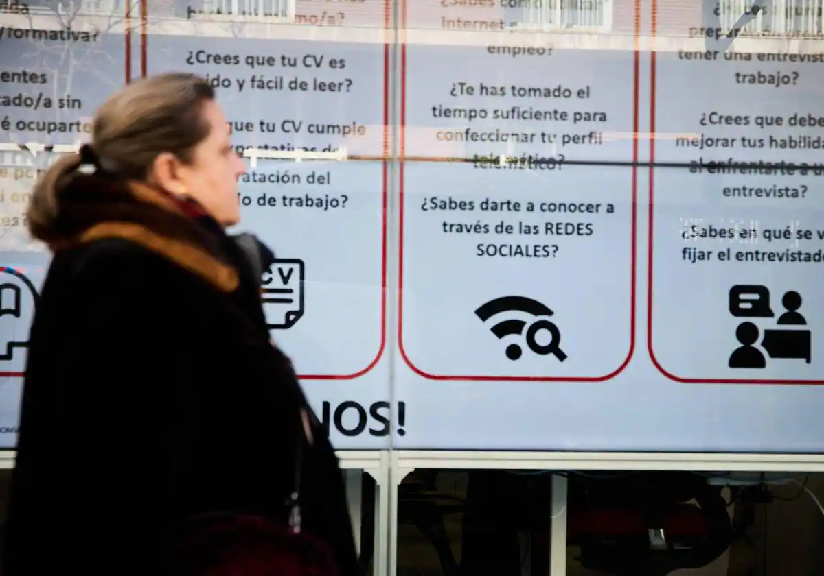 Imagen principal - La realidad laboral de las mujeres en Alicante: más porcentaje de paradas que hace una década