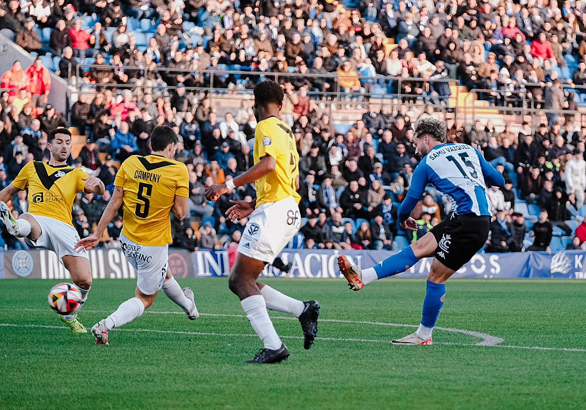 Samu Vázquez ha mandado este balón al poste en los primeros minutos del partido.