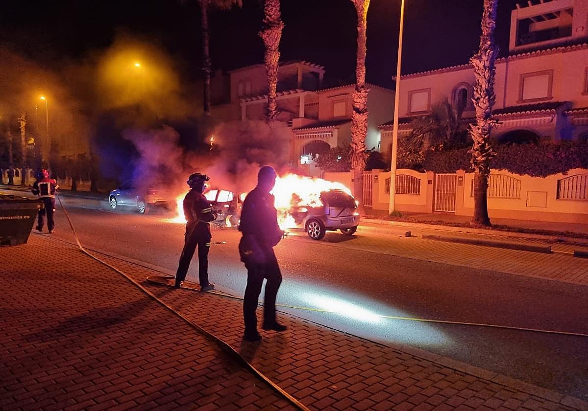 Efectivos trabajan en la extinción de las llamas.