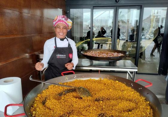 Gicelia Dos Santos en la elaboración de uno de sus arroces.