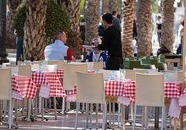 Un camarero en un bar del centro de Alicante.