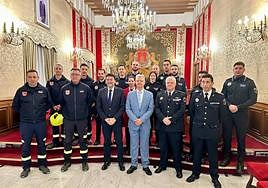 El alcalde, Luis Barcala, y el concejal de Seguridad, Julio Calero, con los mandos de los cuerpos de seguridad y los nuevos agentes y efectivos.