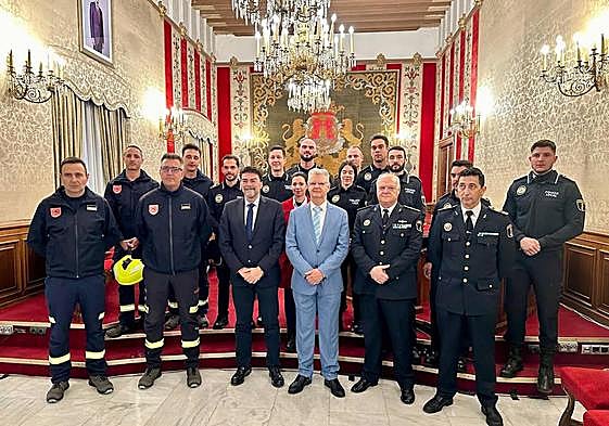 El alcalde, Luis Barcala, y el concejal de Seguridad, Julio Calero, con los mandos de los cuerpos de seguridad y los nuevos agentes y efectivos.