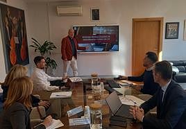 El secretario autonómico Daniel McEvoy se reúne con los directores de las EOI.