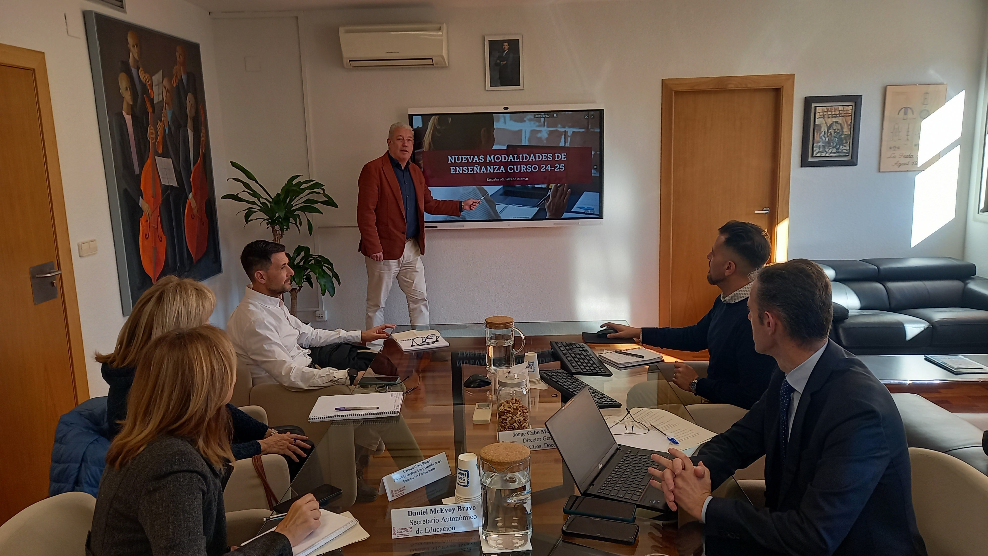 El secretario autonómico Daniel McEvoy se reúne con los directores de las EOI.