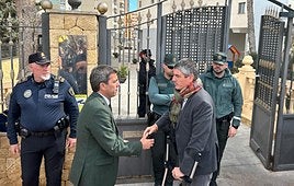Visita de Carlos Mazón a la urbanización afectada por el incendio.