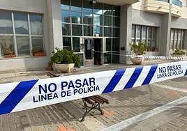 Cordón policial impidiendo el paso al edificio donde se ha producido el incendio.