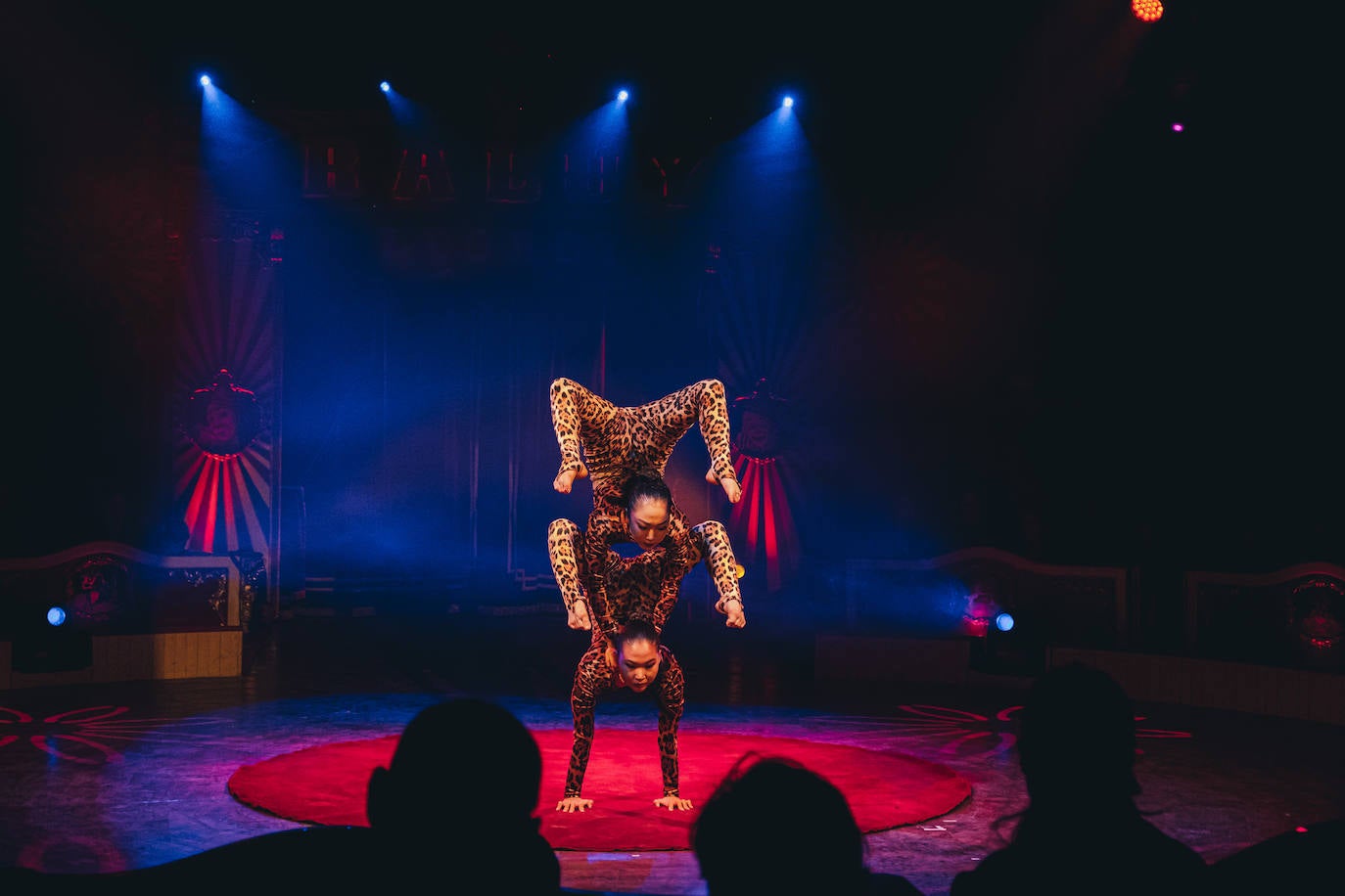 El Circo Raluy Legacy, un oasis de magia, riesgo y humor en Alicante