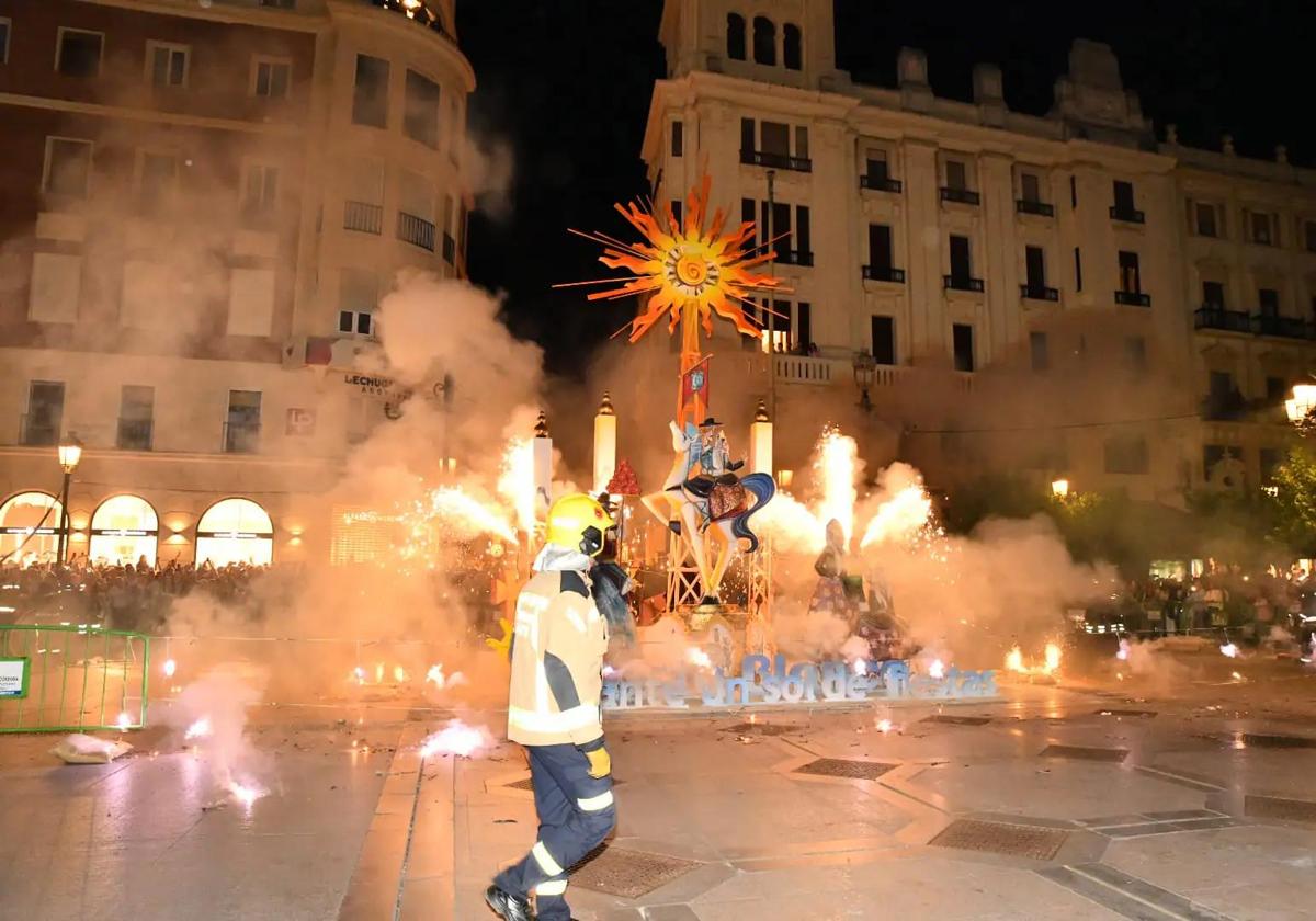 Un efectivo del Speis durante la cremà de la hoguera de Córdoba, en las últimas convivencias.