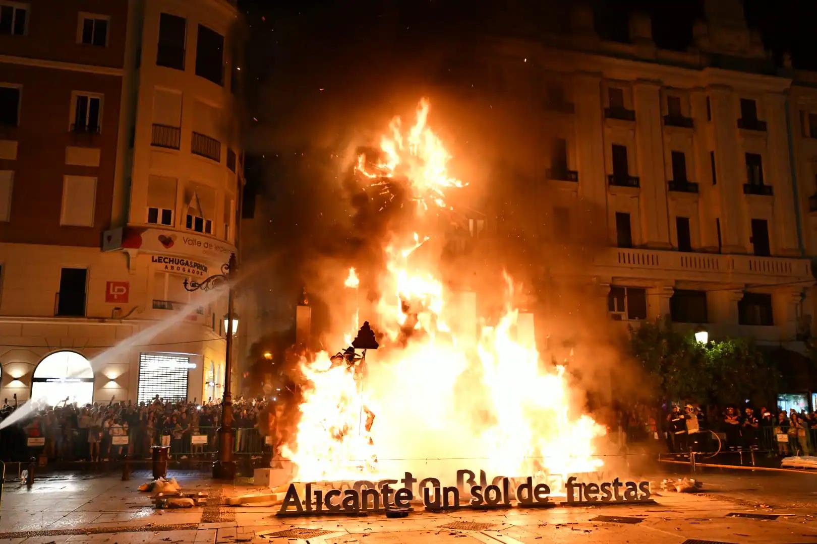 Cremà de la foguera de Córdoba en las convivencias 2023.