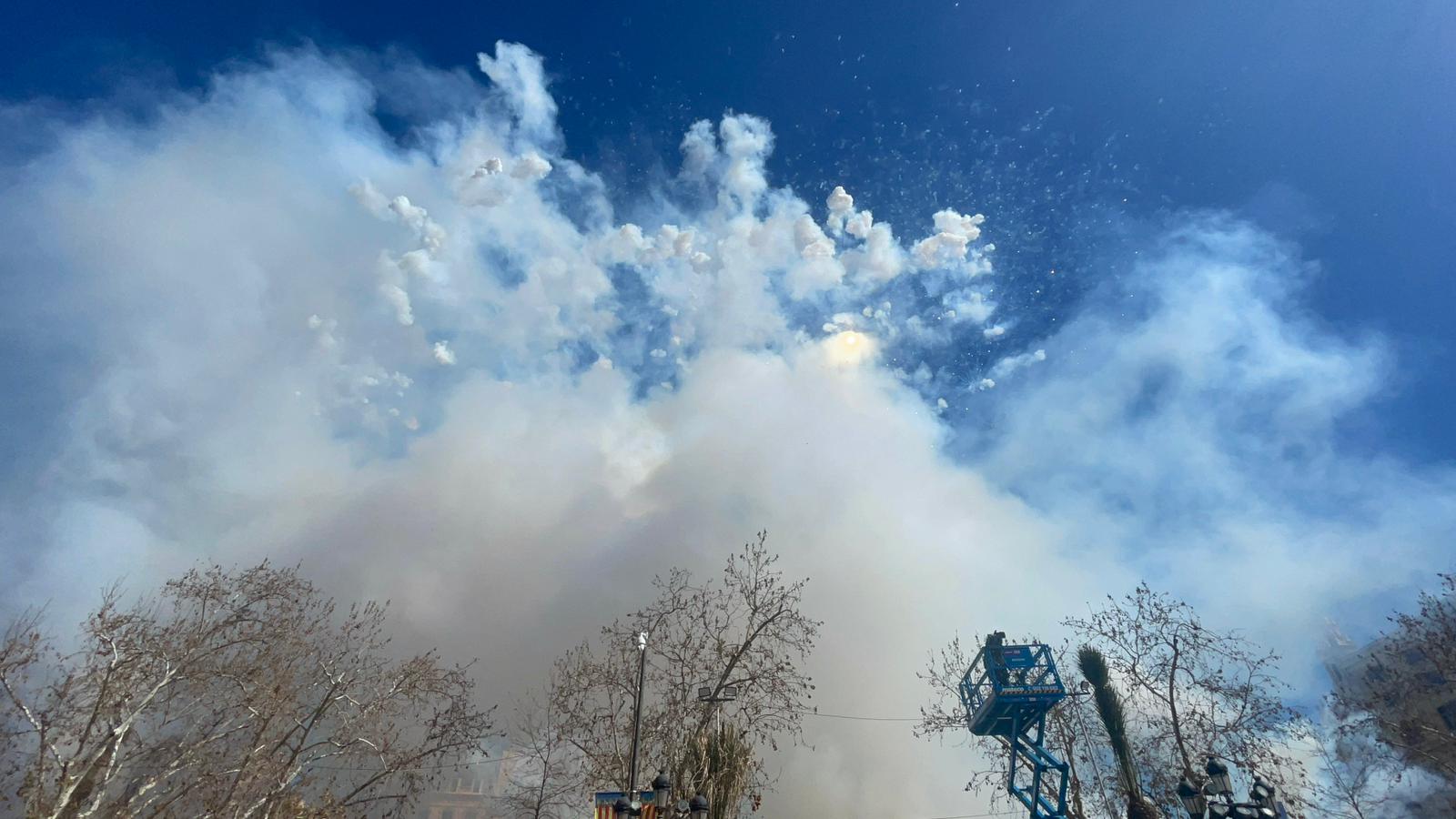 Cortina de humo de la mascletà de Coeters Dragón en Valencia.