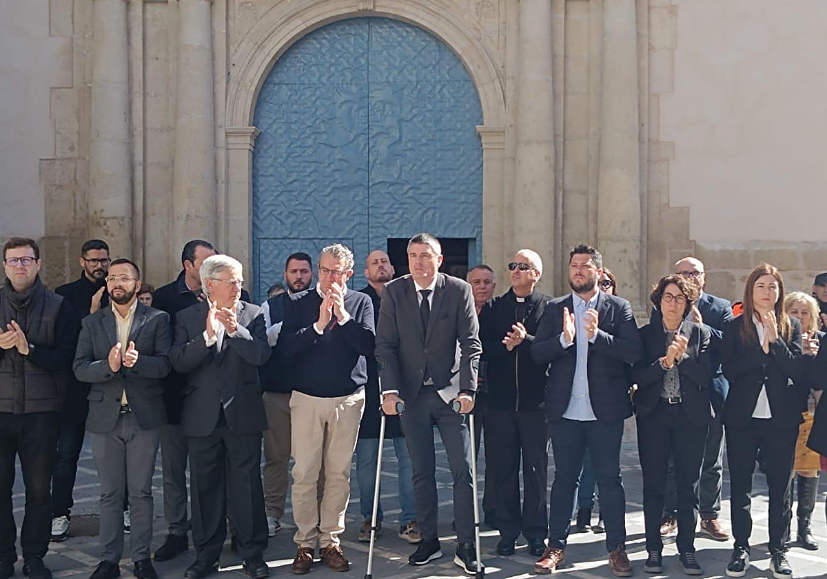 Imagen del minuto de silencio en La Vila Joiosa