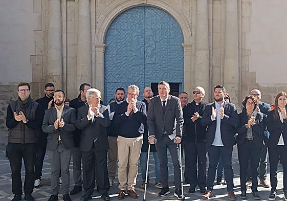 Imagen del minuto de silencio en La Vila Joiosa