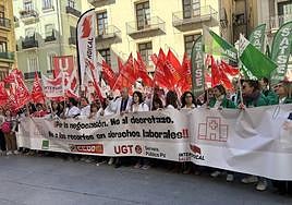 Representantes sindicales protestando este martes a las puertas del Palau de la Generalitat.