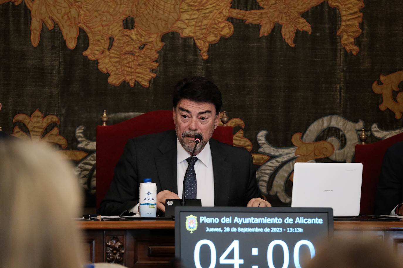 El alcalde de Alicante, Luis Barcala, en un pleno de la ciudad.
