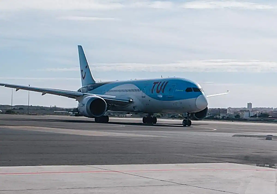 Avión en la pista del aeropuerto de Alicante-Elche, listo para despegar.