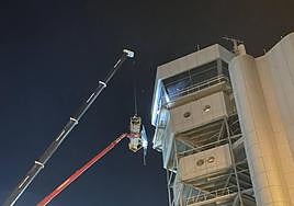 Cambio del cristal en la torre de control aéreo.