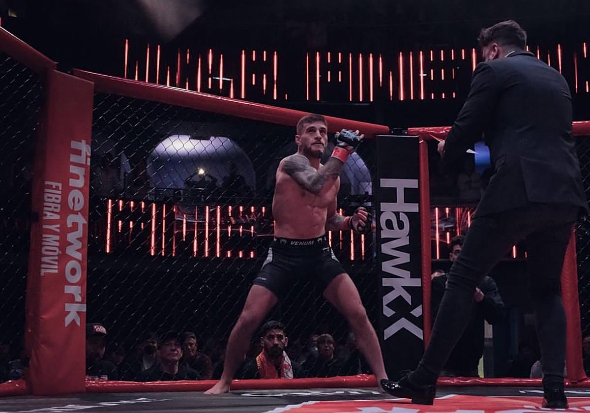 Aleksandre Topuria se prepara para competir ante la atenta mirada de su hermano Ilia.