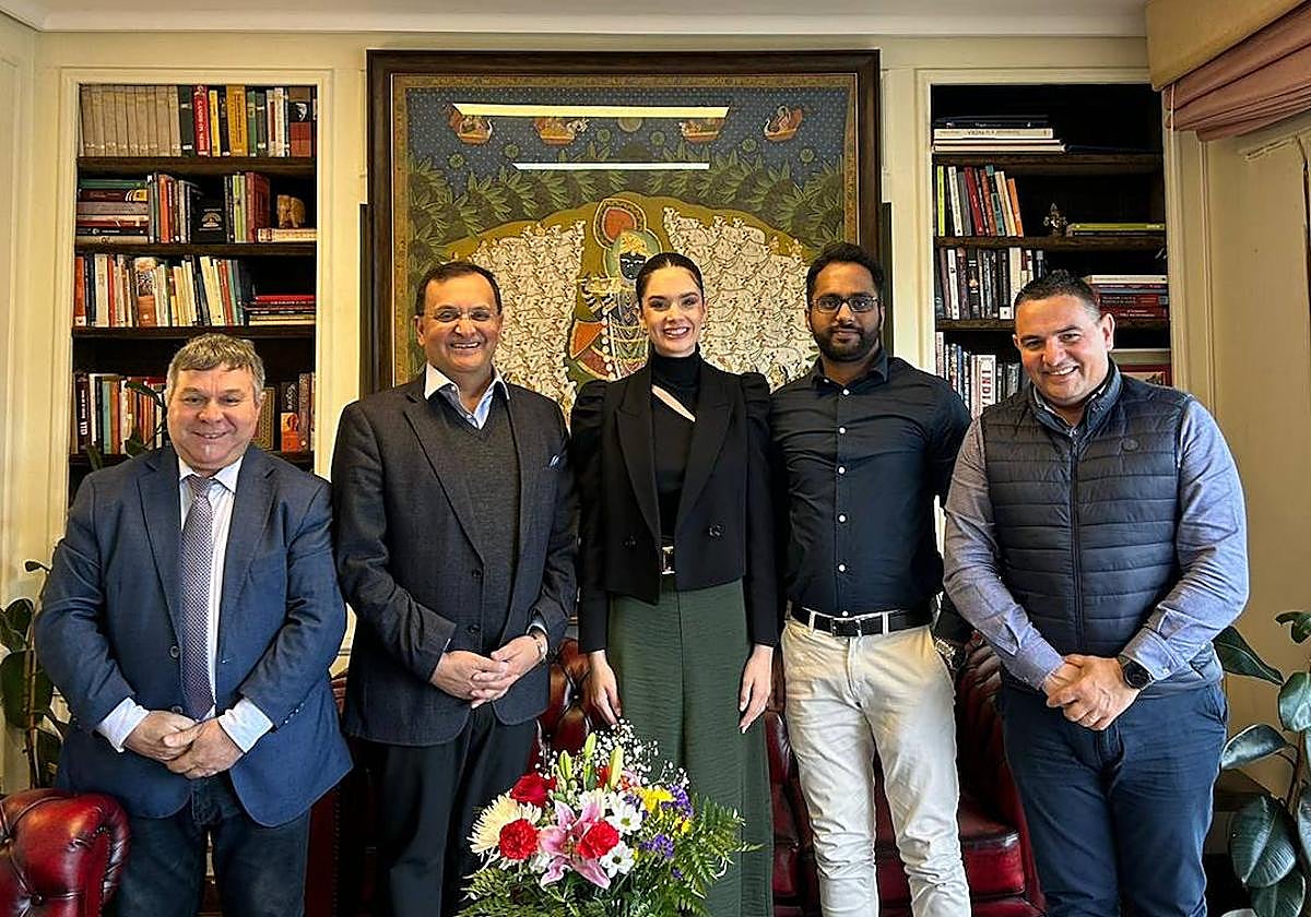 David Olivares y la bellea del foc, Belén Mora, con los representantes hindúes.